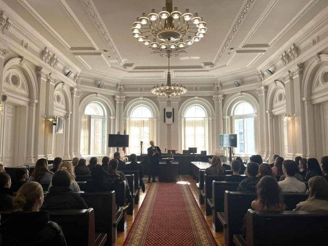 Vilniaus apygardos teismas tapo atvira klase jauniesiems teisininkams