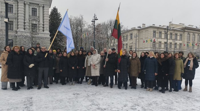 Vilniaus apygardos teismo bendruomenė Lukiškių aikštėje sugiedojo Tautišką giesmę